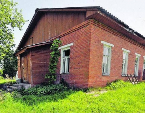 Посреди села стоит заброшенная больница.