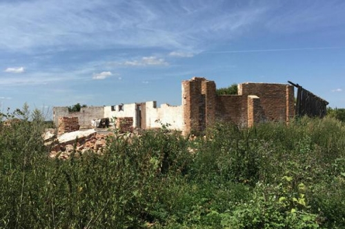 Разобранное после пожара хранилище зерна в селе Деменино